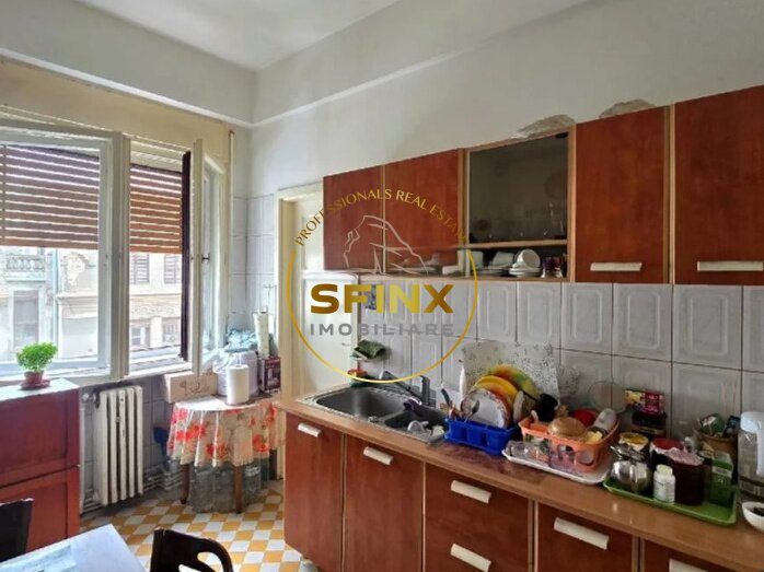 Magheru, apartament 4 camere, etajul 2, bloc interbelic fara risc,
